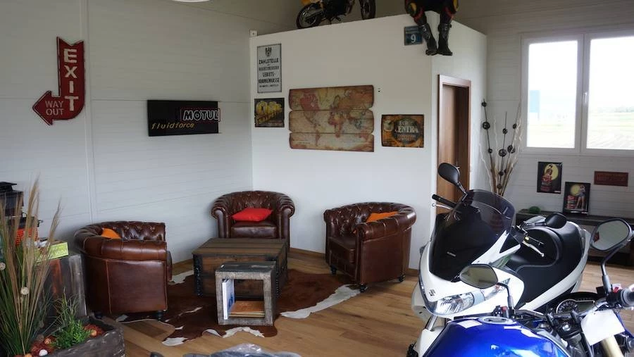 Lounge und Schauraum von Motorrad Bogoly KG